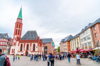Frankfurt, Almanya - Eylül 2, 2018: İnsanlar Roemerberg Meydanı'nda