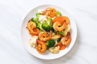 karides tavada kızartılmış karışık sebze