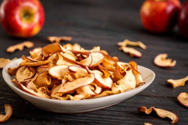 Ev yapımı kurutulmuş organik elma dilimli