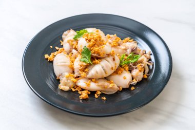 Kızarmış kalamar ve ahtapot sarımsak ile