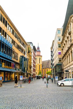 Frankfurt, Almanya - Eylül 3, 2018: insanlar alışveriş boyunca yürüyüş