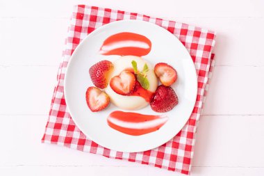 yoğurt puding taze çilek ile