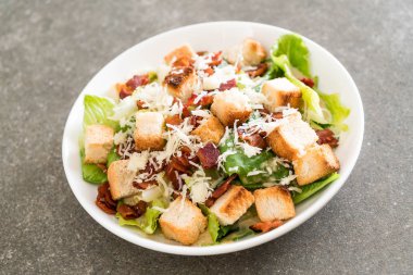 Sezar salatası masasında