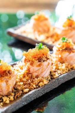 soslu somon suşi rulo 