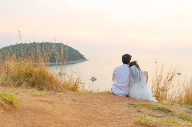 Mutlu genç Asyalı çift aşık iyi vakit geçiriyor 