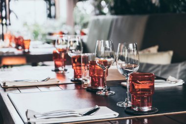 cam yemek masada ayarla