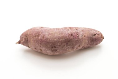 Beyaz arka plan üzerinde mor tatlı patates