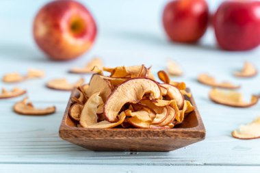 Ev yapımı kurutulmuş organik elma dilimli