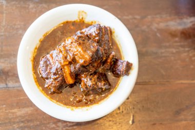 Phuket domuz eti güveç