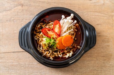 siyah kase Kore anlık erişte