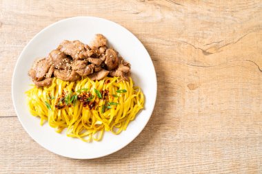 domuz eti ile Asya tavada kızartılmış erişte