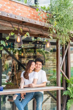 Asyalı mutlu bir çift. 