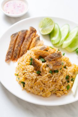 Gevrek gurami balığı kızarmış pilav