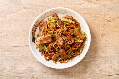 tavada kızartılmış yakisoba noodle domuz eti ile