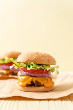 taze lezzetli biftek burger peynir ve patates kızartması