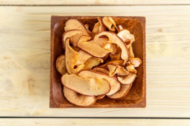 Ev yapımı kurutulmuş organik elma dilimli