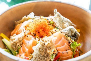 Kızarmış som balığı deri ile taze somon çiğ salata