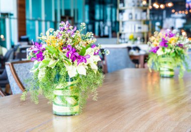 yemek masada Vazoda Çiçekler