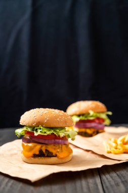 taze lezzetli biftek burger peynir ve patates kızartması