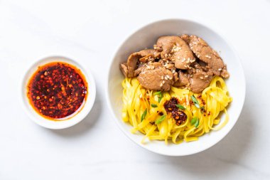 domuz eti ile Asya tavada kızartılmış erişte