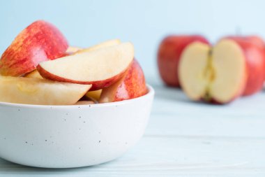 dilimlenmiş taze kırmızı elma kase