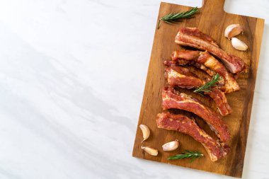 Taze Çiğ domuz kaburga malzemelerle kavurma için hazır