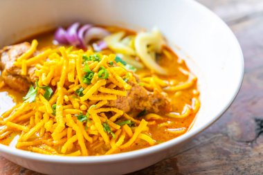 Tayland Kuzey tarzı Curried tavuk şehriye çorbası 