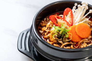 siyah kase Kore anlık erişte