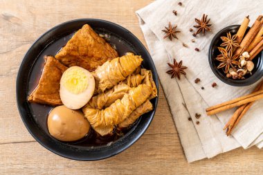 kahverengi sosu veya tatlı sos haşlanmış yumurta