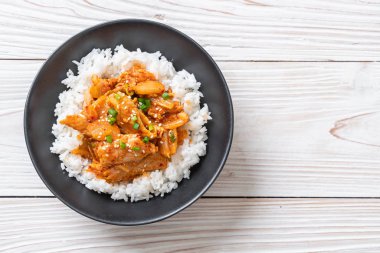 kimchi tepesinde pirinç ile tavada kızartılmış domuz eti 