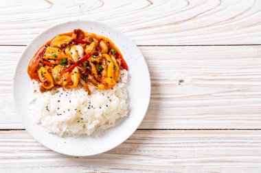 tavada kızartılmış ahtapot veya kalamar ve Korece baharatlı (osam bulgogi yapıştırmak