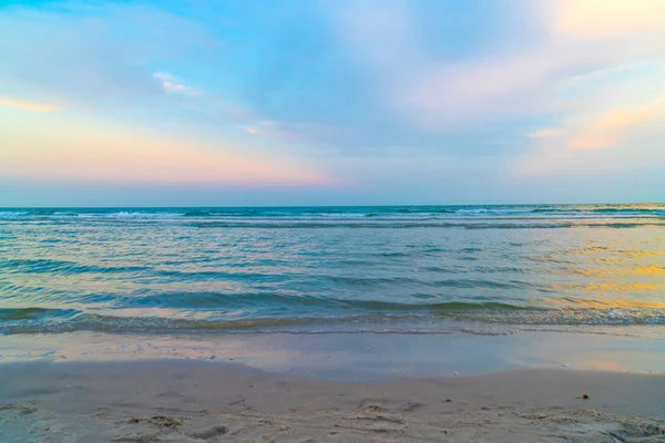 Hermoso cielo crepuscular con playa de mar — Foto de Stock