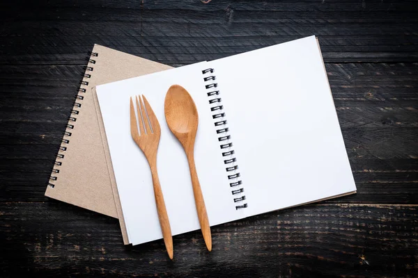 Libreta en blanco para nota de texto en superficie de madera con sapce de copia — Foto de Stock