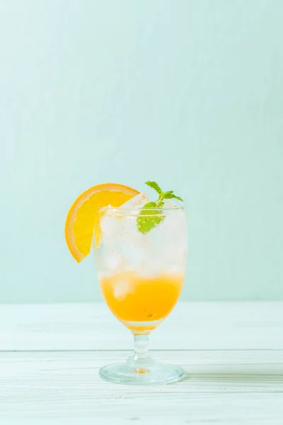 Suco de laranja com refrigerante — Fotografia de Stock