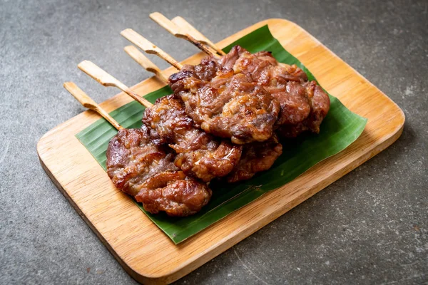 Gegrilde stokje melk varkensvlees met witte kleverige rijst — Stockfoto