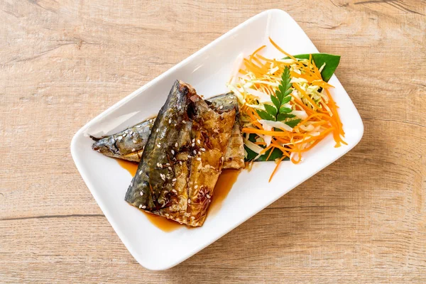 Bife de peixe Saba grelhado com molho teriyaki — Fotografia de Stock