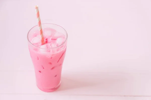 Pembe çilek milkshake — Stok fotoğraf