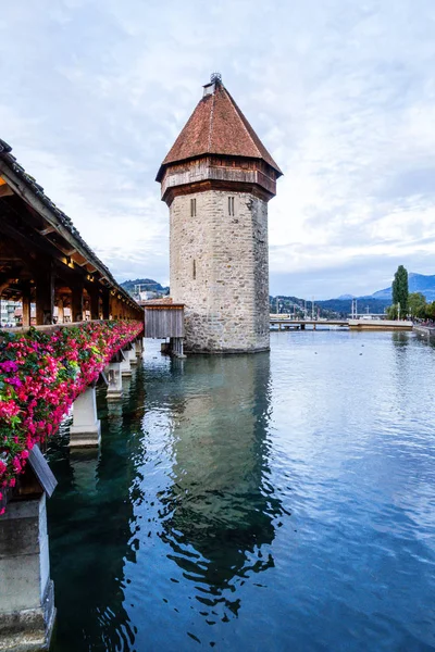 Historic city center of Lucerne with famous Chapel Bridge in Swi — Stock Photo, Image