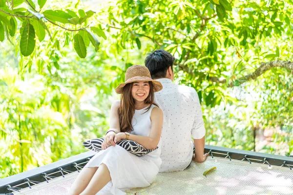 Tineri fericit asiatic cuplu în dragoste pe leagăn balcon — Fotografie, imagine de stoc