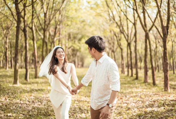 Szczęśliwa para azjatycki w miłości z drzewa arch — Zdjęcie stockowe