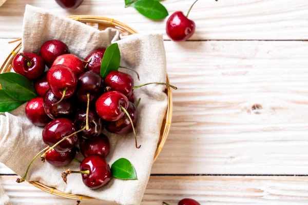 Cerises fraîches dans un bol — Photo