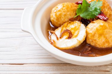 Haşlanmış yumurta demirhindi soslu kızarmış