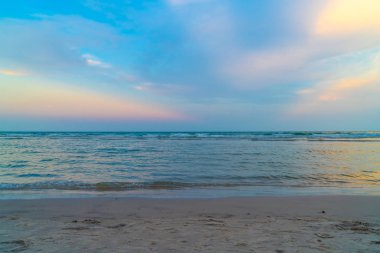 güzel alacakaranlık gökyüzü ile deniz plaj