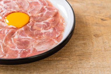 taze dilimlenmiş domuz yumurta ile ham