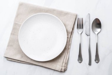 boş tabak kaşık çatal ve bıçak