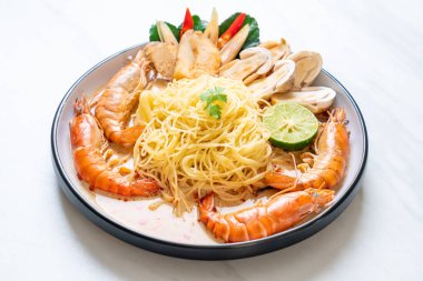 Baharatlı karides spagetti makarna (Tom Yum Goong)