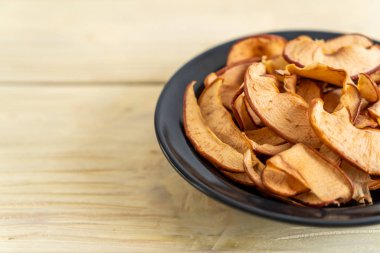 Ev yapımı kurutulmuş organik elma dilimli