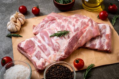 Taze çiğ domuz kaburgası. 