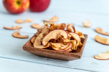 Ev yapımı kurutulmuş organik elma dilimli