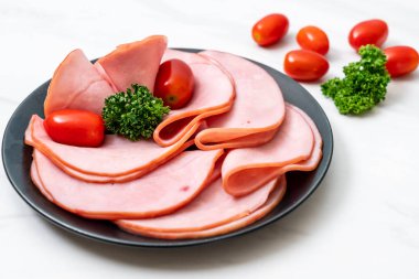 dilimlenmiş jambon füme